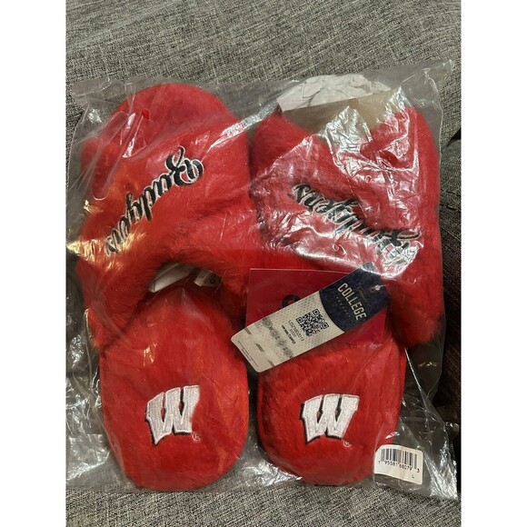 Foco Wisconsin Badgers Slippers Womens L 9-10 Faux Fur with Logo New - Picture 1 of 4